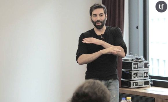 Roosh V n'hésite pas à propager ses idées nauséabondes lors de conférences auxquelles assistent des dizaines d'hommes...