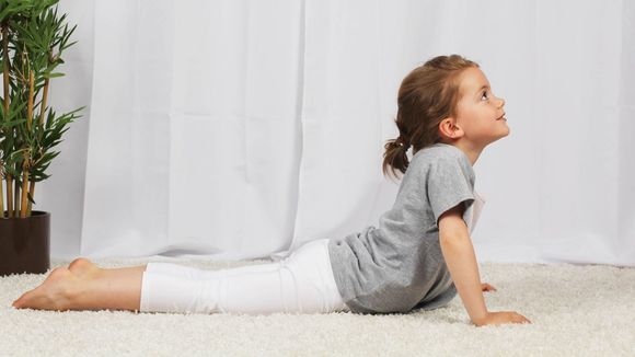 4 positions de yoga faciles et relaxantes pour les enfants