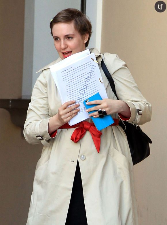 Reese Witherspoon et Lena Dunham à la sortie d'un rendez-vous professionnel avec la productrice Jennifer Konner à Beverly Hills, le 1er septembre 2015. Lena porte son script et a donné un petit cadeau à Reese pour ses enfants! 