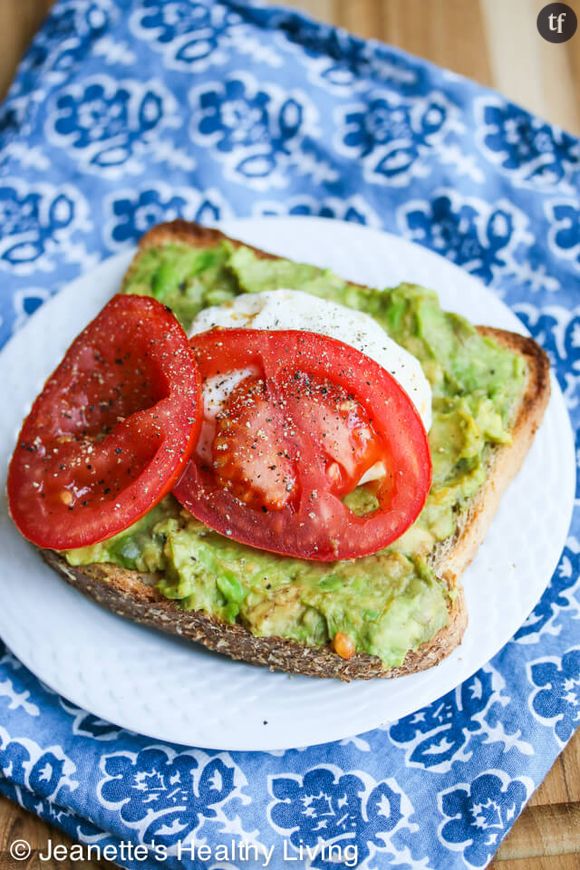 De l'avocat, des tomates et un oeuf poché.