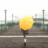 10 pièces pour rester chic sous la pluie