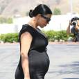 Kim Kardashian enceinte  à Calabasas le 27 août 2015.  
