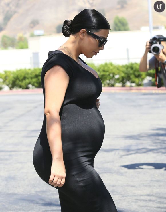 Kim Kardashian enceinte à Calabasas le 27 août 2015. 
