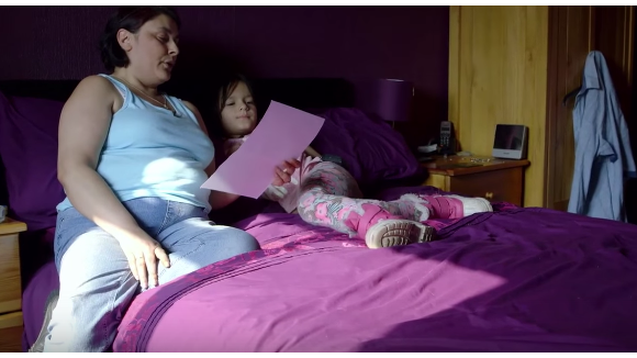 Le poème bouleversant d'une maman à sa petite fille trans