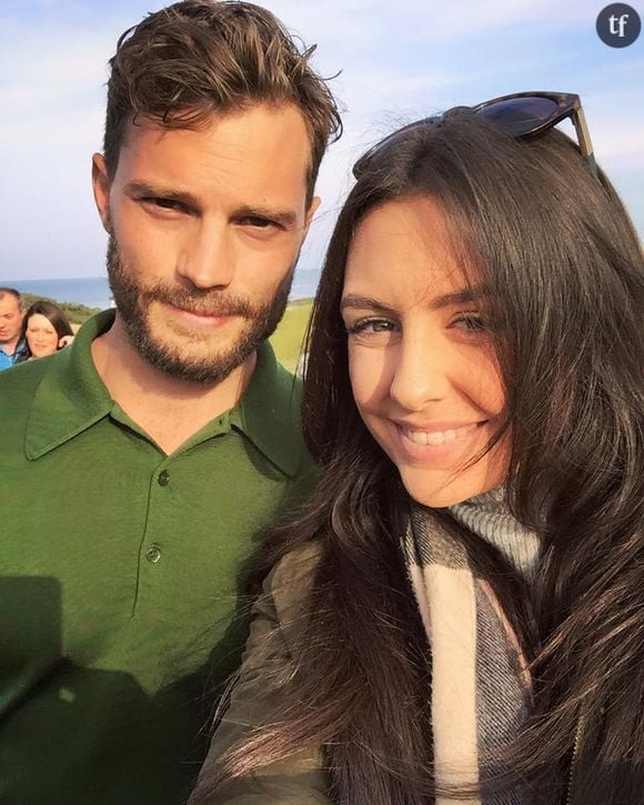 Jamie Dornan pose avec une fan pendant le tournoi de golf Alfred Dunhill Links Championship le 3 octobre 2015