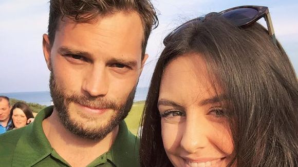 Jamie Dornan : il pose avec ses fans pendant un tournoi de golf (photos et vidéo)