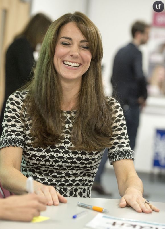 Catherine Kate Middleton, la duchesse de Cambridge rencontre des jeunes qui ont combattu des problèmes mentaux et qui veulent sensibiliser les autres jeunes à ces problèmes au Harrow College à l'occasion de la journée de la santé mentale organisée par Mind , à Londres, le 10 octobre 2015. 