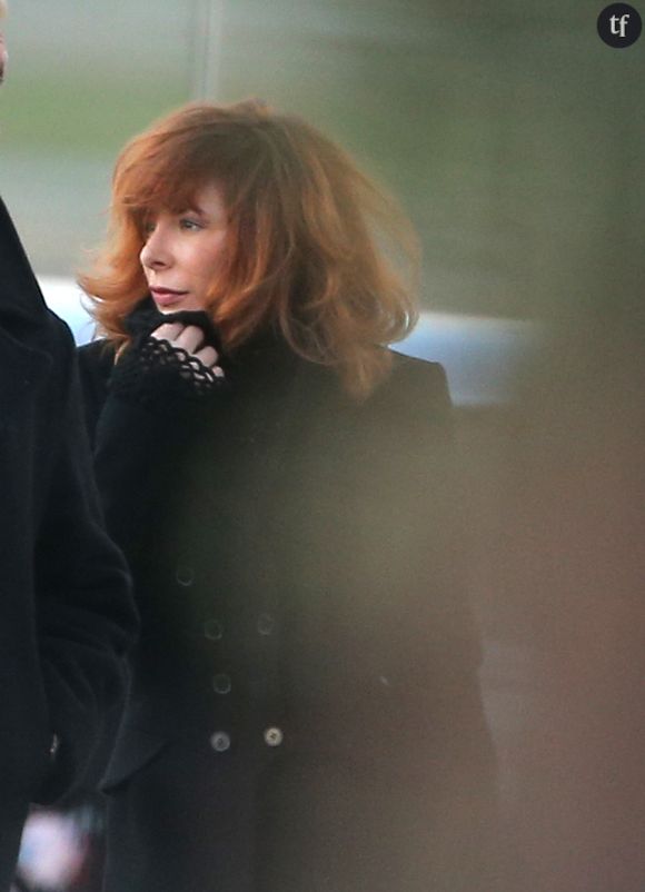  La chanteuse Mylene Farmer et son staff arrivent en jet prive a l'aeroport de Cannes-Mandelieu pour assister aux NRJ Music Awards le 25 Janvier 2013. 