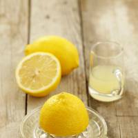 Boire du jus de citron tiède est-il vraiment miraculeux ?