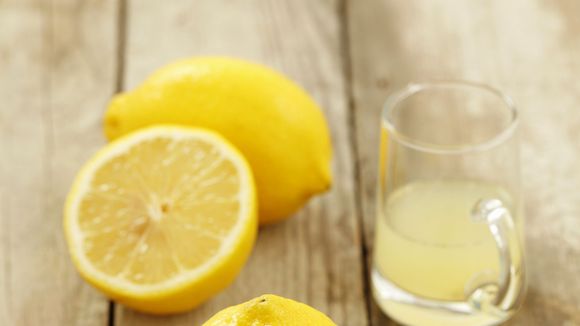 Boire du jus de citron tiède est-il vraiment miraculeux ?