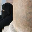 Une femme assise près de la mosquée Umayyad à Damas, en Syrie