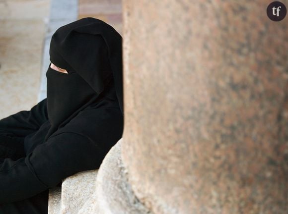 Une femme assise près de la mosquée Umayyad à Damas, en Syrie