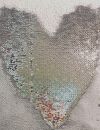 Un coussin sirène décoré d'un coeur