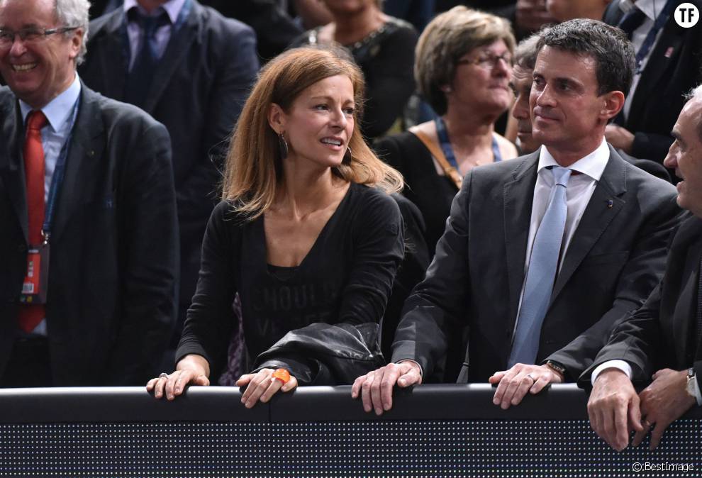  Anne Gravoin et son mari Manuel Valls, premier ministre - Personnalités assistant à la demi-finale opposant Novak Djokovic à Stan Wawrinka lors du tournoi BNP Paribas Masters 2015 à l&#039;AccorHotels Arena à Paris, le 7 novembre 2015.  