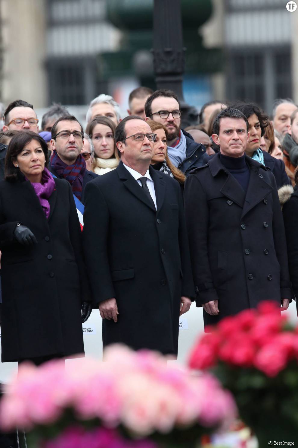  Anne Hidalgo, François Hollande, Manuel Valls, Anne Gravoin - Hommage rendu aux victimes des attentats de janvier et de novembre 2015, place de la République à Paris, le 10 janvier 2016. 