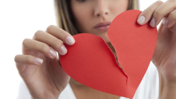 Rupture : des scientifiques expliquent (enfin) le "syndrome du coeur brisé"