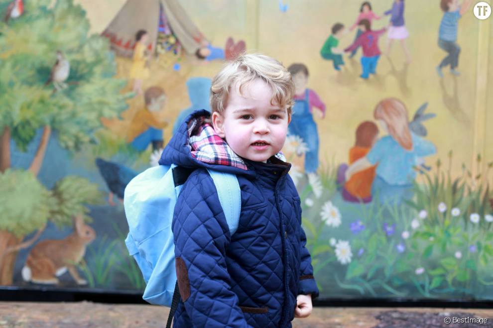  Catherine Kate Middleton, duchesse de Cambridge, a pris son fils le prince George en photo pour son premier jour de crèche à l&#039;école Montessori School Westacre le 6 janvier 2016.  
