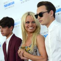 Pamela Anderson : ses fils Dylan et Brandon Lee pas inquiets après les photos topless dans Playboy