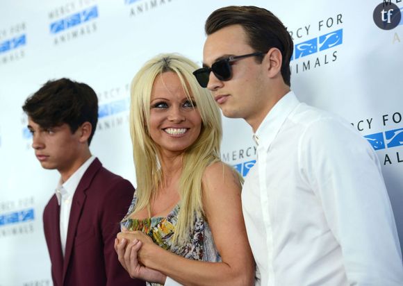  Pamela Anderson et ses fils Brandon Lee, Dylan Lee- Tapis rouge du " Mercy for Animals Hidden Heroes Gala 2015 " à Los Angeles Le 29 Août 2015 