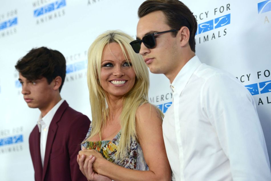  Pamela Anderson et ses fils Brandon Lee, Dylan Lee- Tapis rouge du " Mercy for Animals Hidden Heroes Gala 2015 " à Los Angeles Le 29 Août 2015 