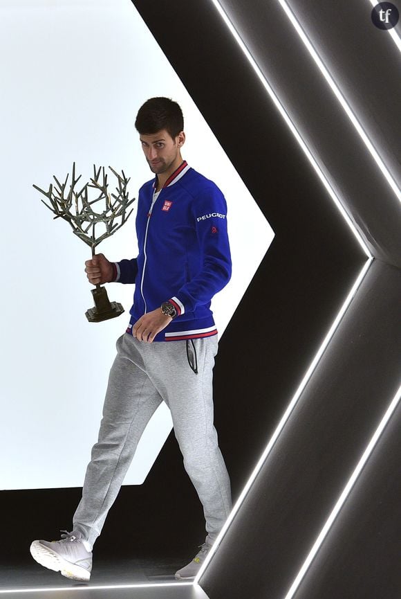 Novak Djokovic présente son trophée à la presse, aprés sa victoire en finale du BNP Paribas Masters face à Andy Murray à l'Accor Hotels Arena à Paris le 8 novembre 2015. © Giancarlo Gorassini / Bestimage 