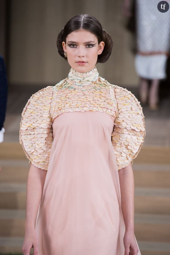 Bella Hadid au défilé Chanel haute couture printemps - été 2016