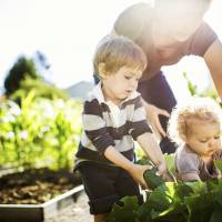 Pourquoi apprendre à jardiner à son enfant est une excellente idée