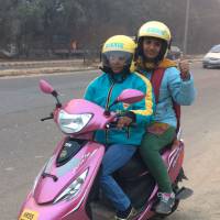 En Inde, des scooters roses transportent les femmes en toute sécurité