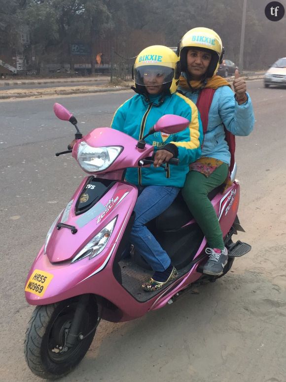 En Inde, les femmes peuvent se déplacer en sécurité grâce aux "scooters roses"