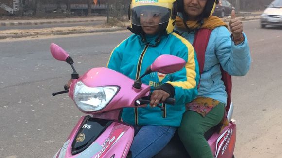 En Inde, des scooters roses transportent les femmes en toute sécurité