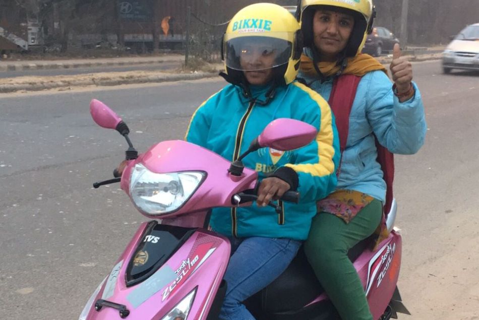 En Inde, les femmes peuvent se déplacer en sécurité grâce aux "scooters roses"