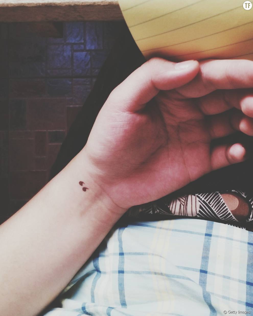 Un tatouage guillemets au poignet