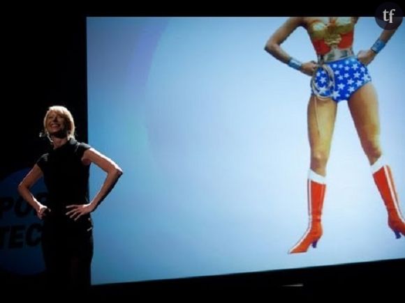 La psychologue Amy Cuddy aborant la pose de la "Wonder Woman" lors d'une conférence