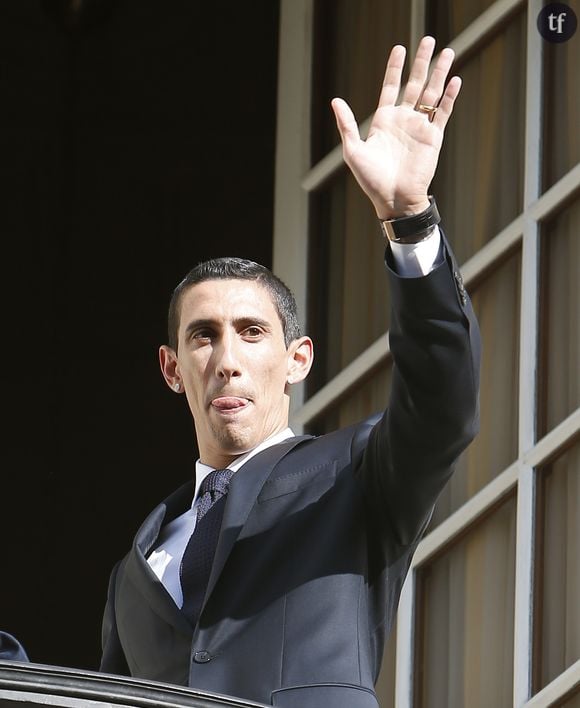 Angel Di Maria tire la langue lors de la conférence de presse officielle de sa présentation pour son arrivée au PSG à Paris, le 6 août 2015. 