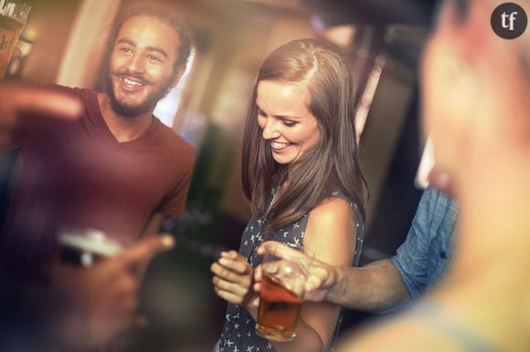 Femme en train de faire la fête