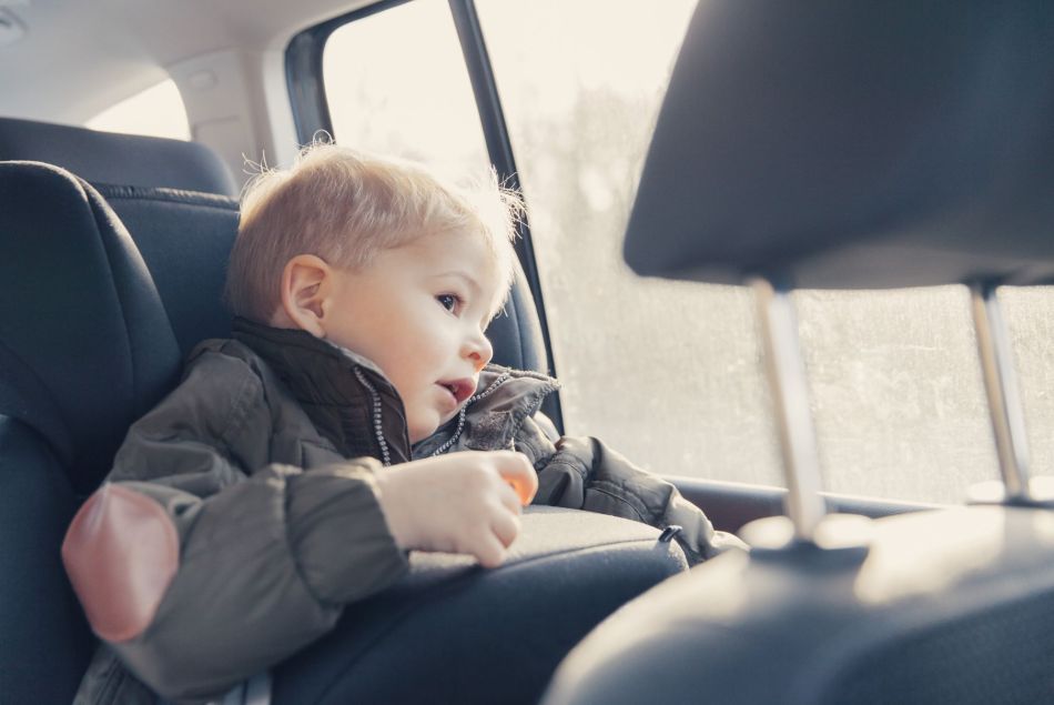 Les enfants sont souvent mal attachés en voiture