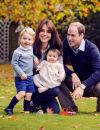   Le prince William et Catherine Kate Middleton, la duchesse de Cambridge ont publié une photo pour Noël où ils posent avec leurs enfants George et Charlotte dans le jardin du Palais de Kensington à Londres. Photos prises fin octobre 2015.  