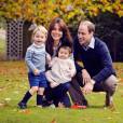   Le prince William et Catherine Kate Middleton, la duchesse de Cambridge ont publié une photo pour Noël où ils posent avec leurs enfants George et Charlotte dans le jardin du Palais de Kensington à Londres. Photos prises fin octobre 2015.  