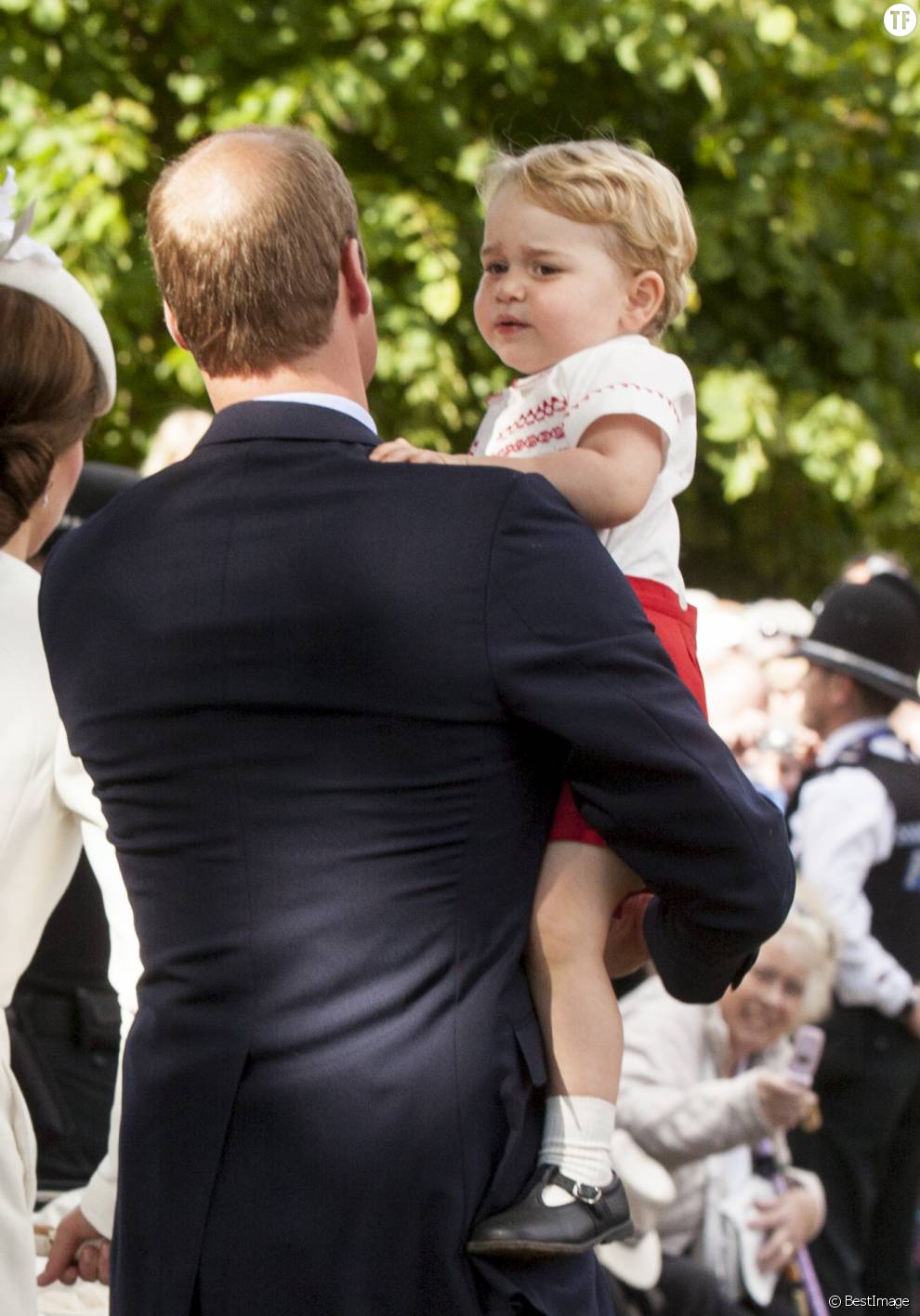   Le prince William et le prince George de Cambridge - Sorties après le baptême de la princesse Charlotte de Cambridge à l&#039;église St. Mary Magdalene à Sandringham, le 5 juillet 2015.  