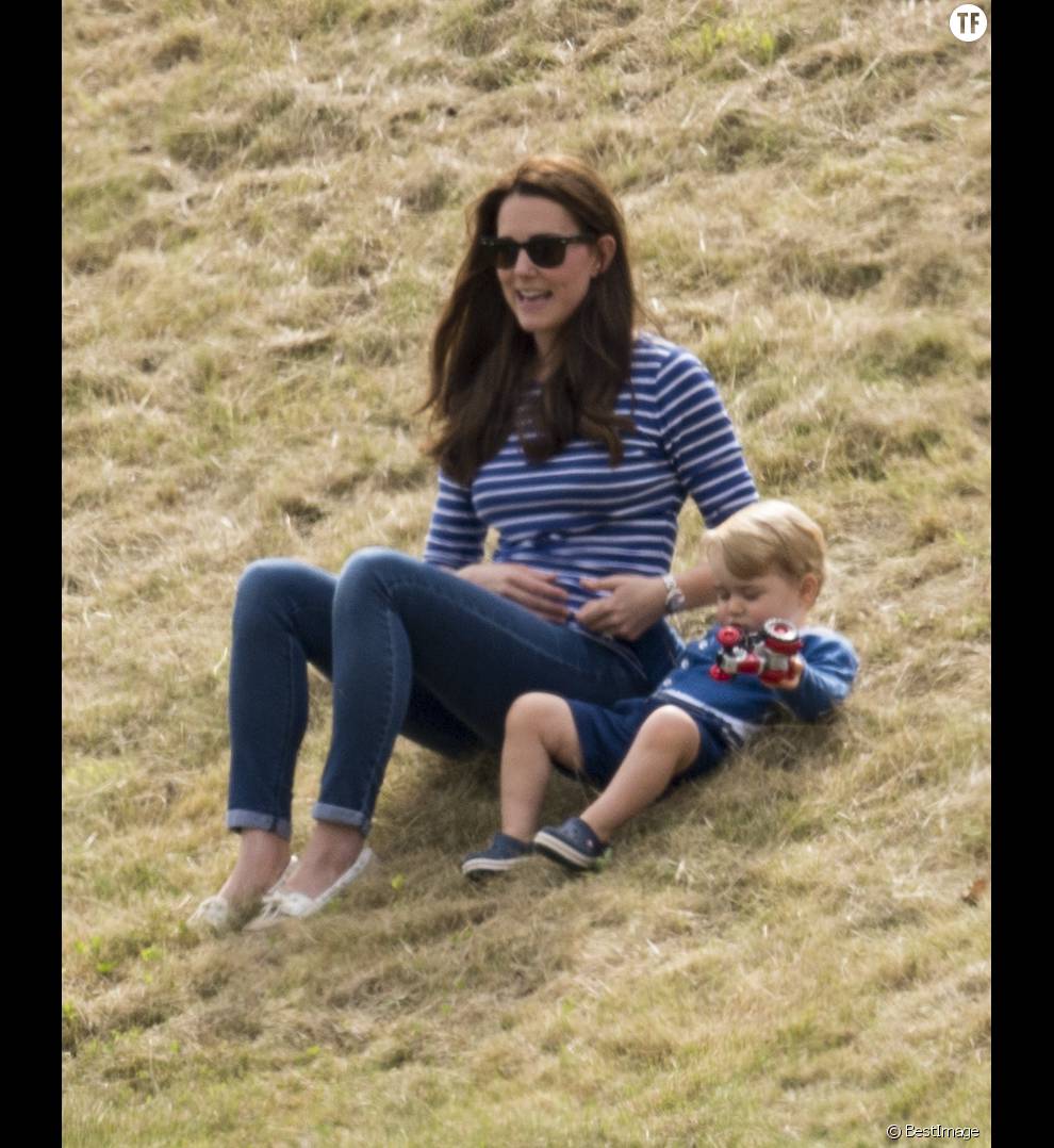  Catherine Kate Middleton, la duchesse de Cambridge et son fils le prince George de Cambridge - La famille Royale d&#039;Angleterre assiste à un match de polo au Beaufort Polo club de Tetbury le 14 juin 2015. 