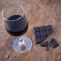 Sirt food diet : le nouveau régime à base de vin et de chocolat divise