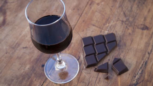 Sirt food diet : le nouveau régime à base de vin et de chocolat divise