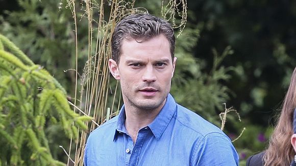 Jamie Dornan : fou amoureux et bientôt marié sur le tournage de Fifty Shades Darker (photos)