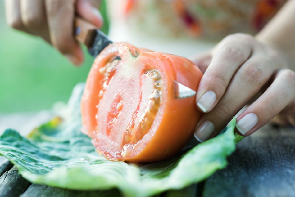 Faire pousser des tomates grâce à une simple tranche, c'est tout à fait possible.