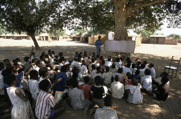 Permettre aux fillettes de ne pas interrompre leur éducation pour élever un enfant à 12 ans: le combat de Kachindamoto