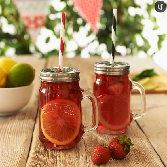 Voici notre sélection d'adorables verres et pailles colorés, pour siroter vos smoothies et autres jus de fruits frais.