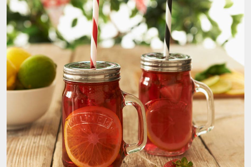 Voici notre sélection d'adorables verres et pailles colorés, pour siroter vos smoothies et autres jus de fruits frais.