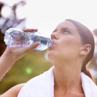 Pourquoi réutiliser sa bouteille d'eau en plastique est une très mauvaise idée