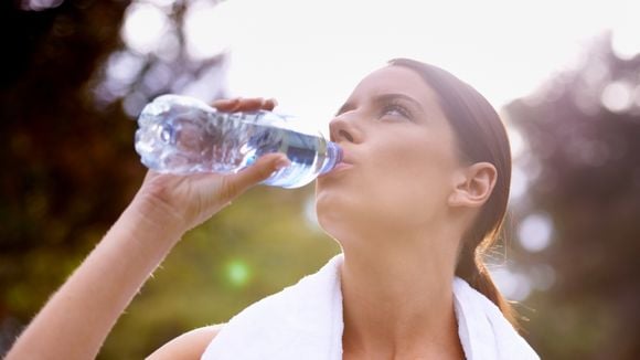 Pourquoi réutiliser sa bouteille d'eau en plastique est une très mauvaise idée