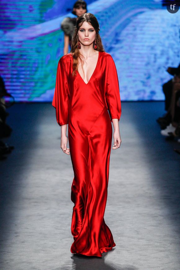 Le rouge aurore d'Alberta Ferretti